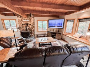 TV connectée, cheminée, espaces bureaux, écrans d'ordinateur