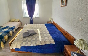 Travel cot, free WiFi