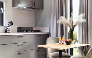 Fridge, microwave, stovetop, coffee/tea maker - Nice home in Heinkenszand with WiFi (Heinkenszand)