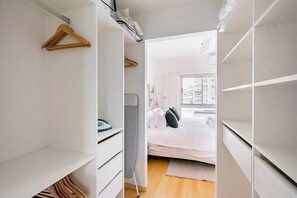 Comfort Apartment, City View | Wardrobe