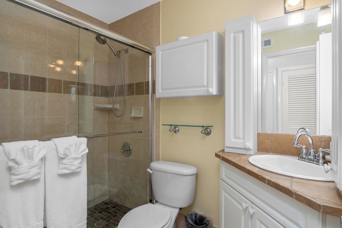 Photo 4 of Charming 2-Bedroom Apartment in the Heart of Olde Naples