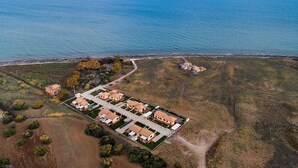 An aerial view of a coastal residential area with houses arranged in a grid pattern, a road leading to the sea, and a beach in the background. - 2 bedroom lovely home in Marina di Modica (Marina di Modica)