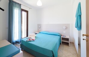 2 habitaciones, tabla de planchar con plancha y ropa de cama 