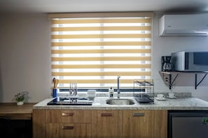 Deluxe Room | Private kitchenette | Mini-fridge, microwave, stovetop, cookware/dishes/utensils - Hotel Bugambilias (León)