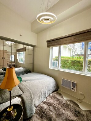 1 slaapkamer, een kluis op de kamer, een strijkplank/strijkijzer, wifi