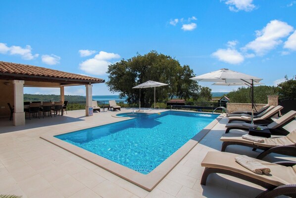 A heated pool - Villa Vlacich by Istrabook (Raša)