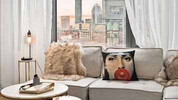 Fernseher, Kamin, BĂŒcher, Arbeitsbereiche