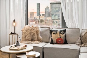 Télévision, cheminée, livres, espaces bureaux