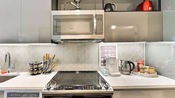 KĂŒhlschrank, Mikrowelle, Ofen, Herdplatte