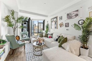 Télévision, cheminée, espaces bureaux