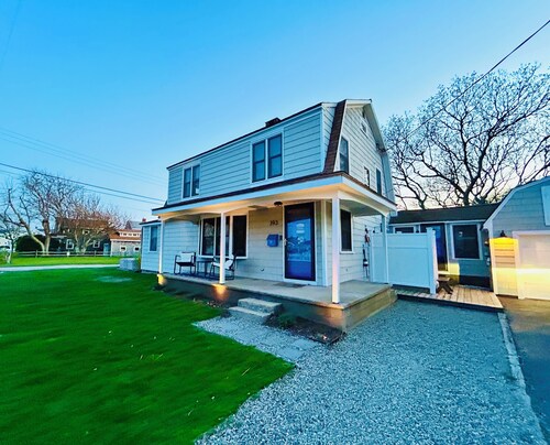Steps to 3 Falmouth Beaches in our 6+bedroom with oversized outdoor shower