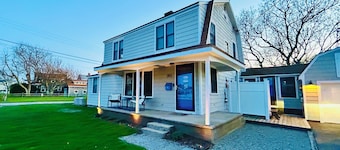 Steps to 3 Falmouth Beaches in our 6+bedroom with oversized outdoor shower