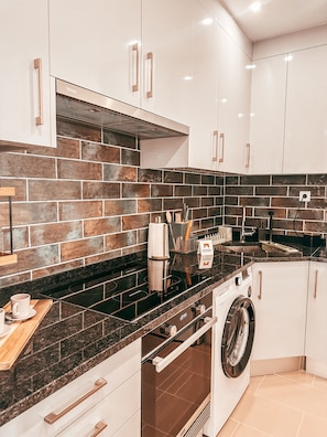 Wasserkocher mit Kaffee-/Teezubehör, Kochgeschirr/Geschirr/Besteck