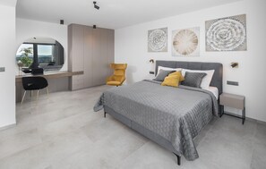 4 slaapkamers, een strijkplank/strijkijzer, reisbedje, gratis wifi