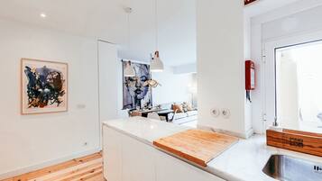 ميكروويف، غسالة أطباق، ماكينة لصنع القهوة/الشاي