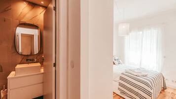 2 عدّة غرف نوم وملاءات أسرّة