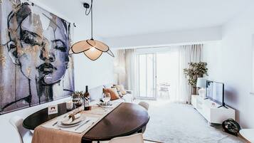 تناول الطعام داخل الغرفة