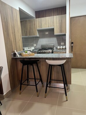 Geladeira, micro-ondas, fogão, cooktop