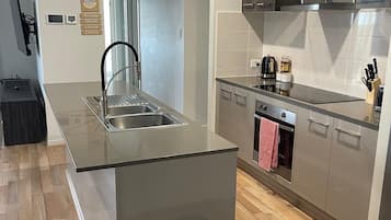 Refrigerador, microondas, horno, placa de cocina