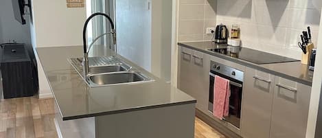 Frigorifero, microonde, forno, piano cottura