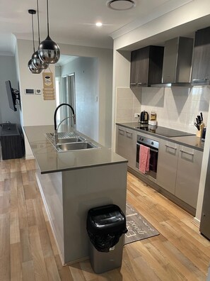 Réfrigérateur, four à micro-ondes, un four, surface de cuisson