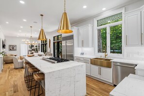 Oven - Modern Estate: Sports Court, Heated Pool, Hot Tub, Theater & Fitness. Sleeps 10 (Atlanta)