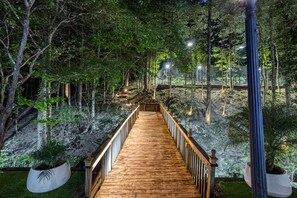 Property grounds - Modern Estate: Sports Court, Heated Pool, Hot Tub, Theater & Fitness. Sleeps 10 (Atlanta)