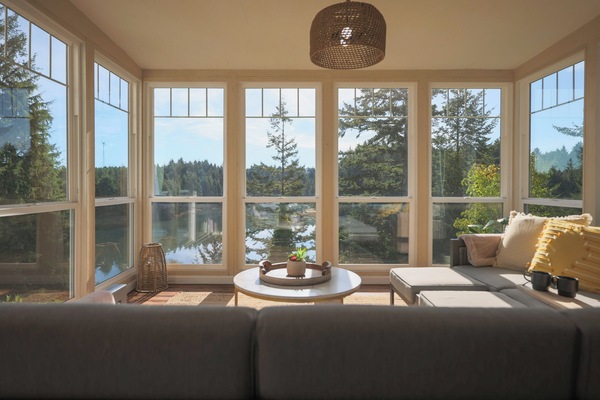 TV connectée, cheminée, table de tennis de table, livres