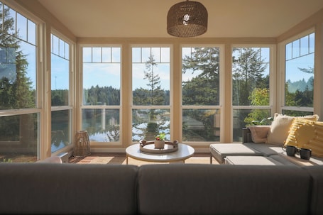 Smart TV, fireplace, table tennis, books. Serene Lake View Retreat