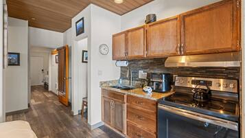 Fridge, microwave, oven, coffee/tea maker