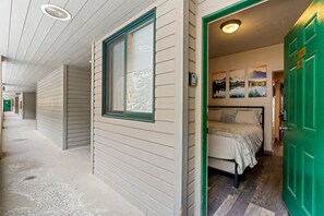 Free WiFi, bed sheets - Ski-in/Ski-out, Covered Parking, Hot Tub! (Durango)