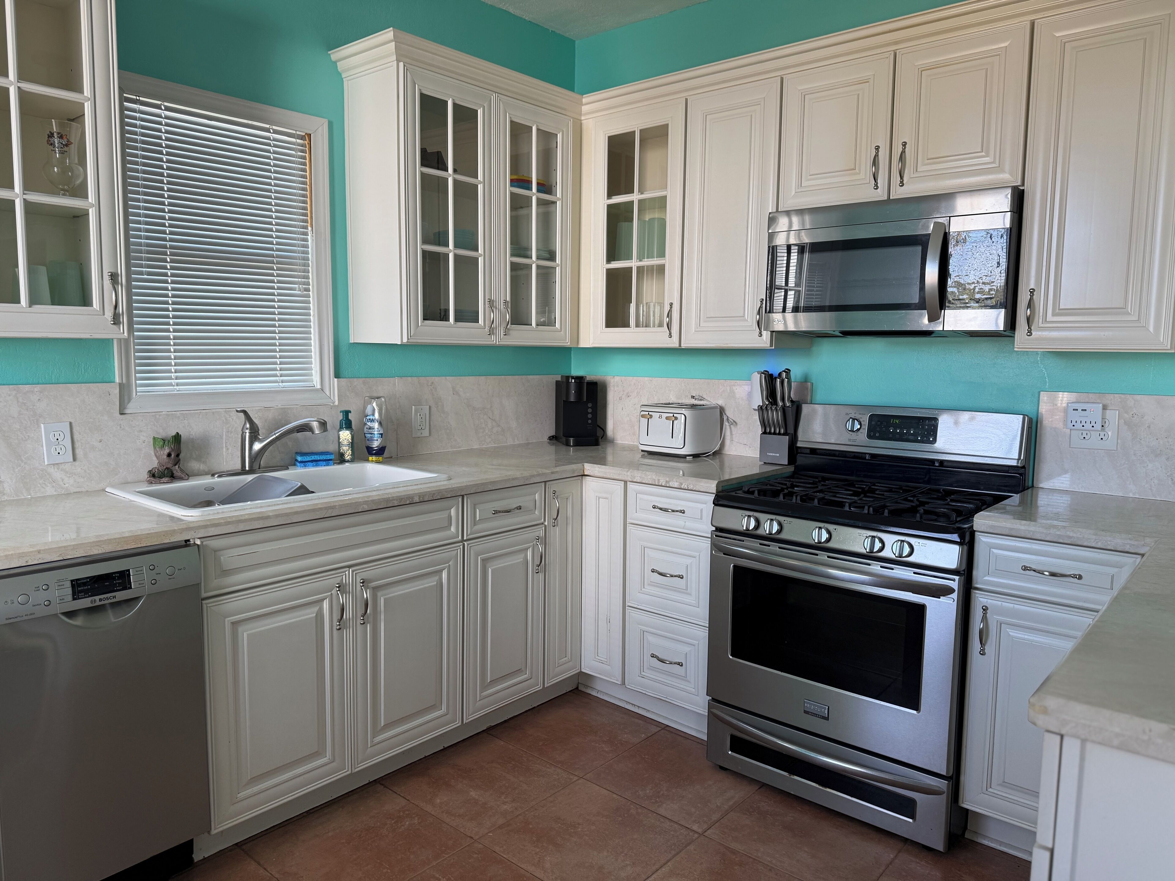 Refrigerador, microondas, parrilla de estufa y lavavajillas 