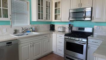 Refrigerador, microondas, parrilla de estufa y lavavajillas