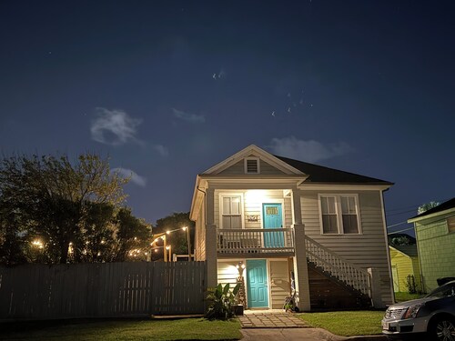 Location! Location! Beach themed 2-bedroom unit- 2 blocks from the beach!