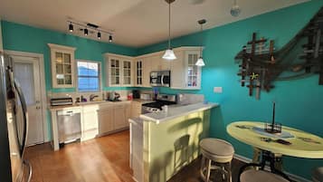 Refrigerador, microondas, parrilla de estufa y lavavajillas