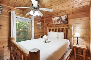 3 bedrooms, iron/ironing board, travel cot, WiFi - Seclusion! I Privacy I Fire Pit I Game Room I Arcades I Pet Friendly I Hot Tub (Sevierville)