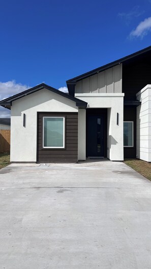 Exterior detail - Charming 3-bedroom house in Brownsville minutes away from SpaceX! (Brownsville)