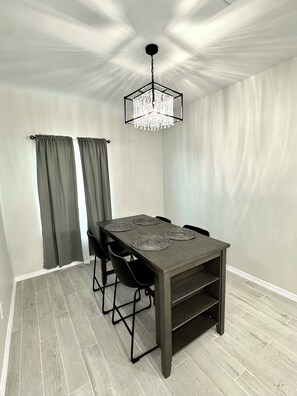 Dining - Charming 3-bedroom house in Brownsville minutes away from SpaceX! (Brownsville)