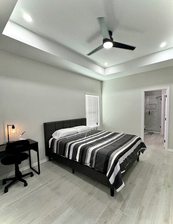 3 bedrooms, desk, iron/ironing board, free WiFi