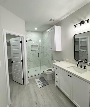 Shower, hair dryer, towels, soap - Beautiful 3-bedroom house within minutes of SpaceX! (Brownsville)