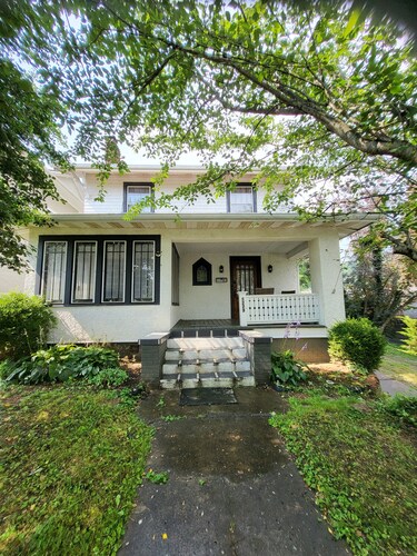 Charming 3-bedroom house in terrific Portsmouth hilltop neighbourhood.
