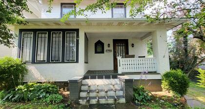 Charming 3-bedroom house in terrific Portsmouth hilltop neighbourhood.