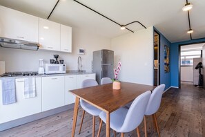 Kühlschrank, Mikrowelle, Ofen, Herdplatte