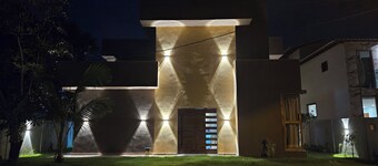 Suíte espaçosa, charmosa e segura! A 3 kilometers da praia e da rua Mucugê!