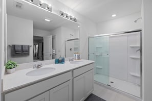 Shower, hair dryer, towels, soap - Spacious St. Augustine 4bedroom Pet-Family Friendly Near Beaches & Historic city (St. Augustine)