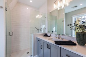 Douche, séchoir à cheveux, serviettes fournies