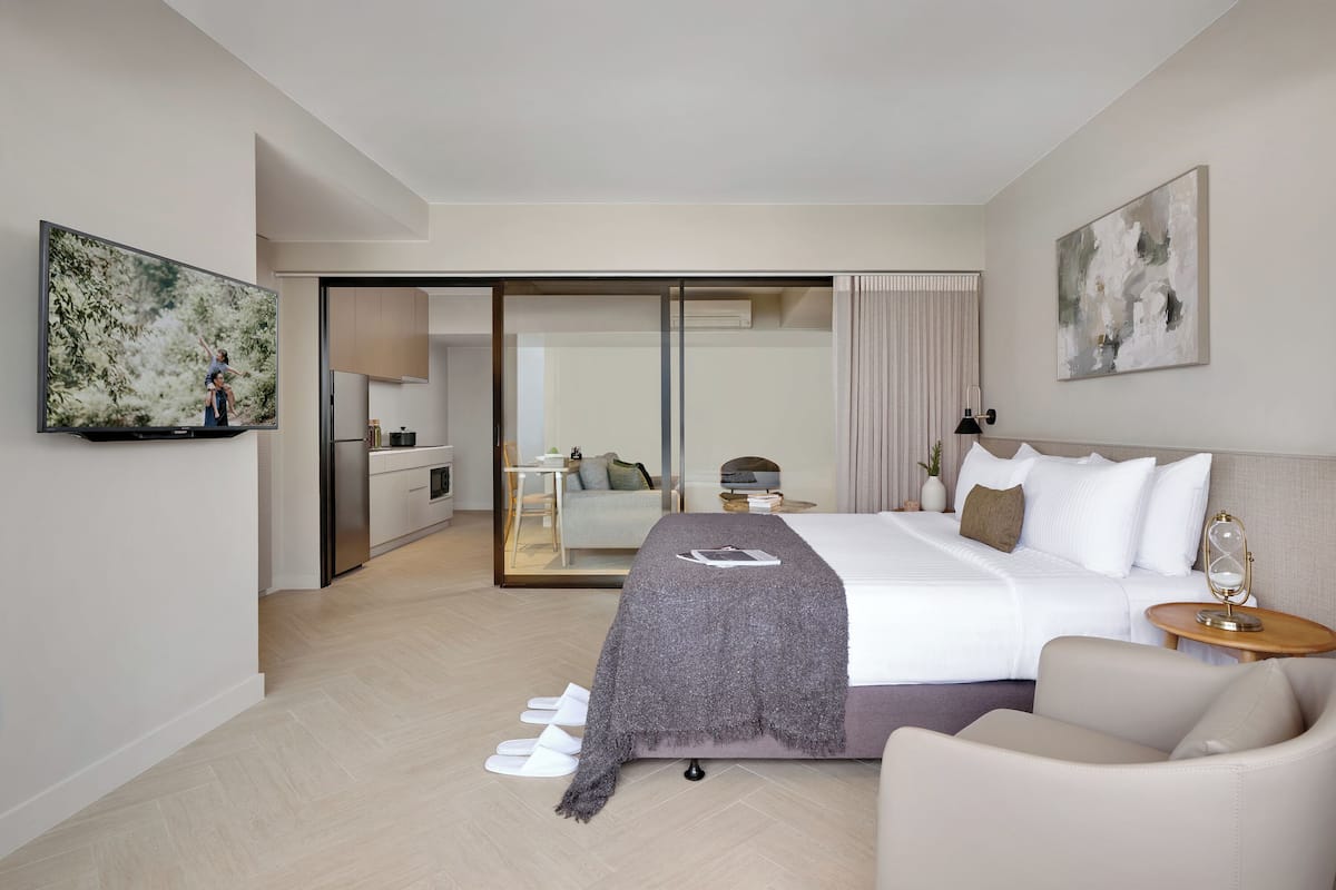Executive appartement, 1 slaapkamer | 1 slaapkamer, een minibar met enkele gratis items, een bureau