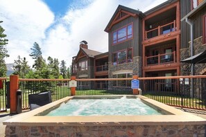 Appart'hÎtel, 2 chambres | Bain à remous extérieur