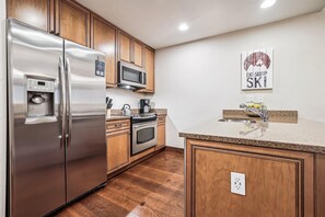 Appart'hÎtel, 2 chambres | Cuisine privée | Réfrigérateur, four, plaque de cuisson, cafetiÚre/bouilloire