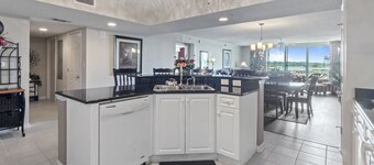 Yacht Club Villas #1-403 兩睡房公寓